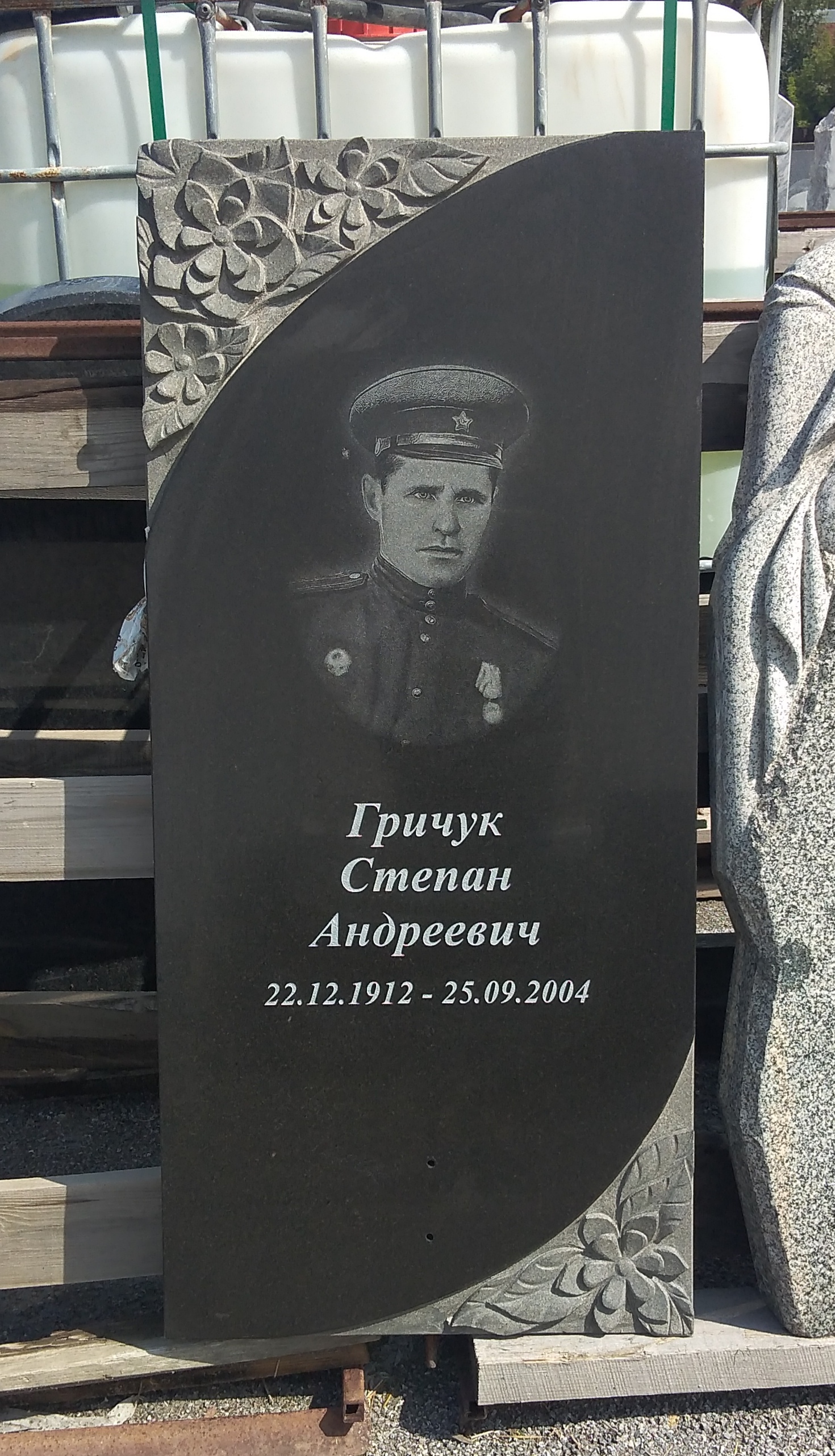 Памятник №207 из черного гранита с цветами — фото 2